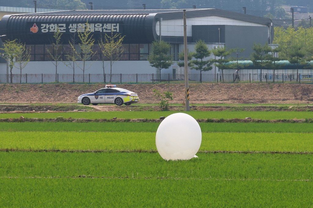 Η Βόρεια Κορέα στέλνει ξανά μπαλόνια με σκουπίδια στη Νότια
