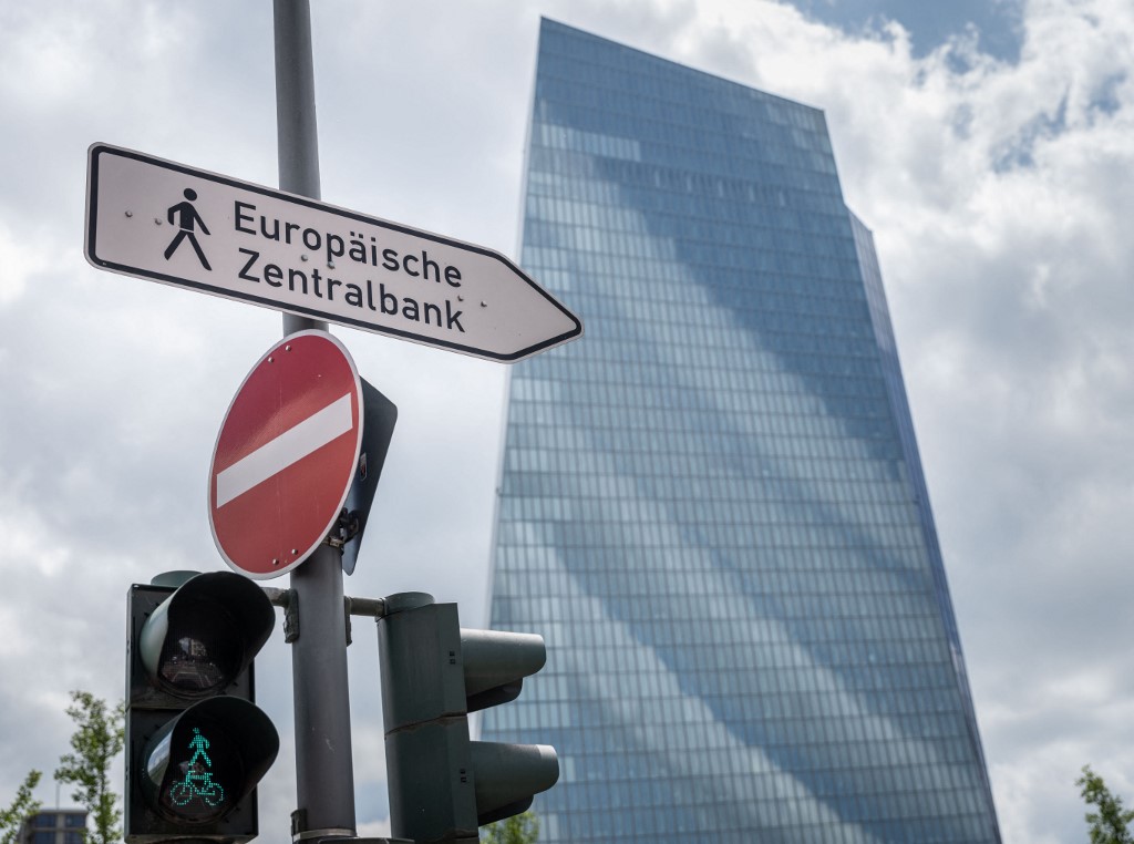 Γιατί η ΕΚΤ αποφεύγει να δεσμευτεί για την πορεία των επιτοκίων