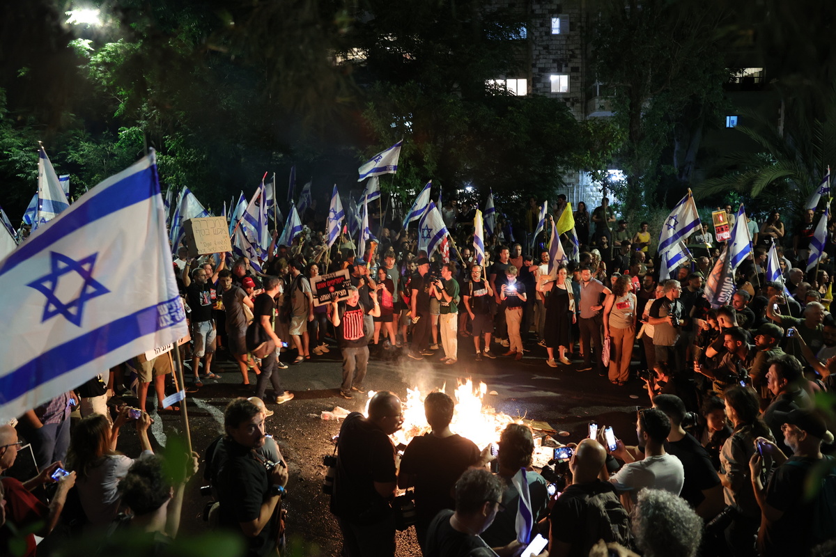 Σε δύσκολη θέση ο Νετανιάχου: Χιλιάδες διαδηλωτές ζητούν την παραίτησή του ενώ συνεχίζονται οι βομβαρδισμοί