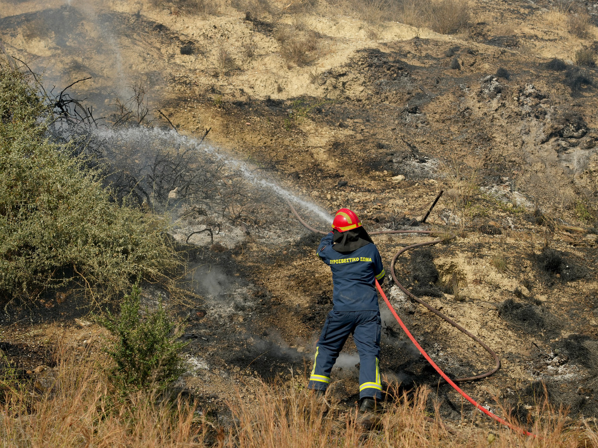 «Καμπανάκι» Κικίλια για τον υψηλό κίνδυνο πυρκαγιών τις επόμενες μέρες