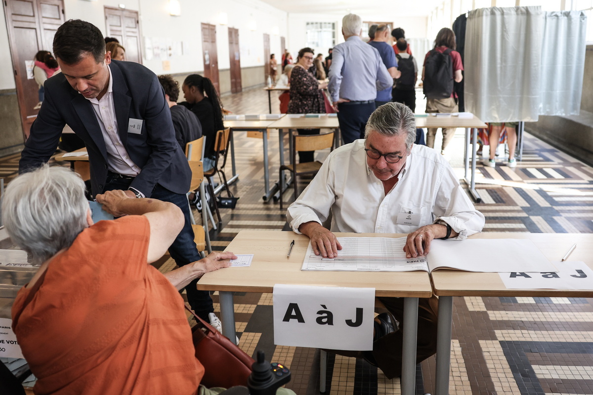 Πρωτιά Λεπέν στον 1ο γύρο των γαλλικών εκλογών δείχνουν τα πρώτα αποτελέσματα– Κάλεσμα Μακρόν για «μεγάλο συνασπισμό»