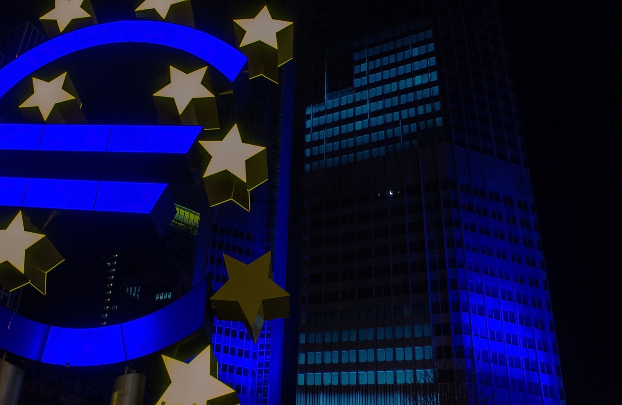 ΕΚΤ: «Στα σκαριά» νέα στρατηγική για ευέλικτη νομισματική πολιτική – Πώς θα επηρεαστούν τα επιτόκια