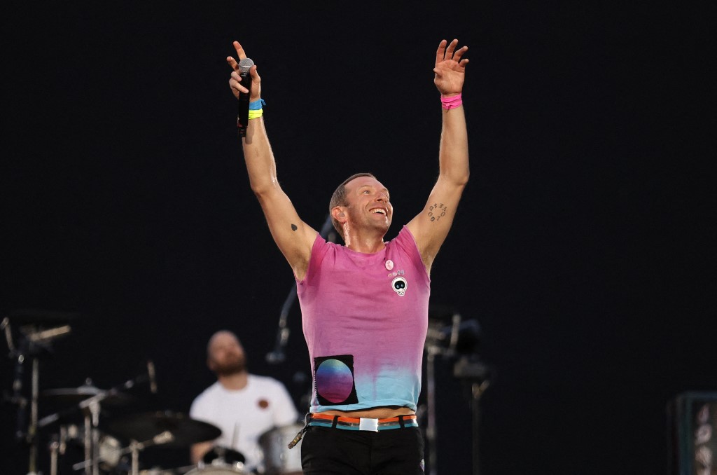 Coldplay: Πόσο κόστισε το βίντεο κλιπ του “Feels Like I’m Falling in Love” από τη σκηνή του Ηρωδείου