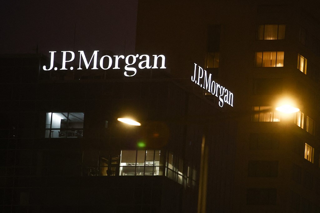 JP Morgan: Ουδέτερη σύσταση για την Ελλάδα το β΄ εξάμηνο – «Καμπανάκι» για απογοητεύσεις στις αγορές
