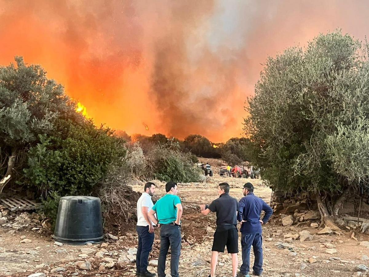 Μαίνεται η φωτιά στην Κεντρική Εύβοια – Μπαράζ εκκενώσεων