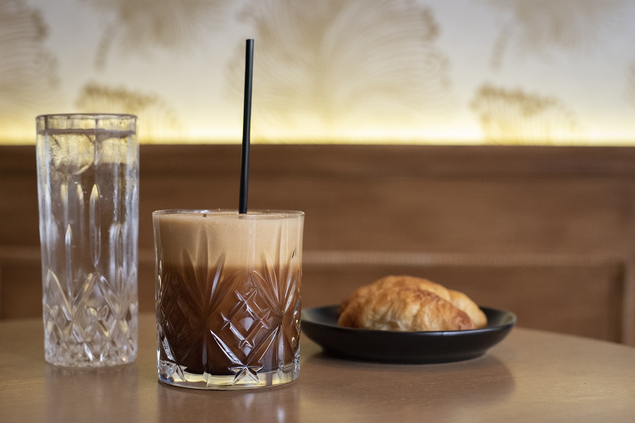 «Πικρός» ο σερβιριζόμενος καφές: Η επαναφορά του ΦΠΑ στο 24% εκτοξεύει τις τιμές