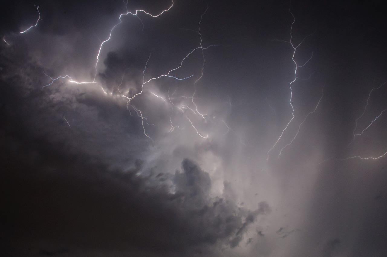 Κακοκαιρία-εξπρές: Ισχυρές βροχές, καταιγίδες και κεραυνοί έως το απόγευμα