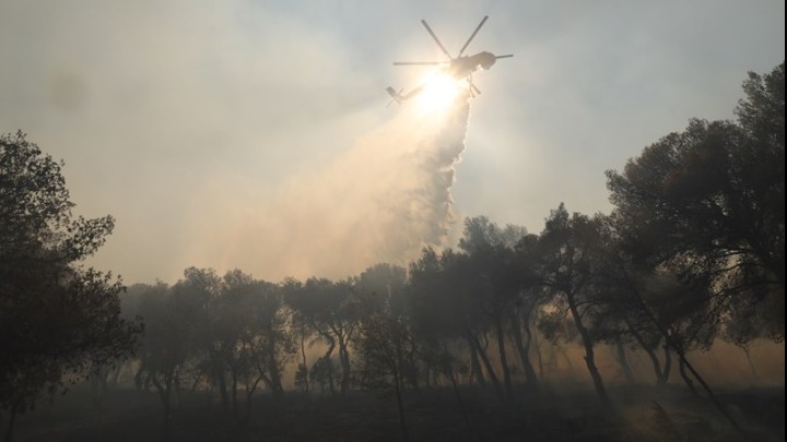 Μάχη με τις φλόγες και τις αναζωπυρώσεις στην Αττική