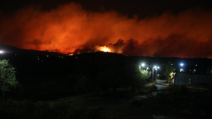 Πυροσβεστική: Παραμένει επικίνδυνη η κατάσταση στον Βαρνάβα – Μήνυμα του 112 για εκκένωση Μαραθώνα και Διόνυσου