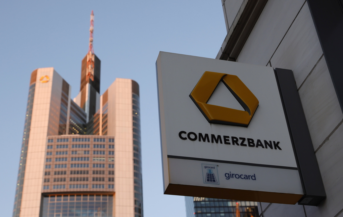 Συνεχίζεται το «σίριαλ» με την Commerzbank – Λίντνερ: «Παγώνουμε τις πωλήσεις μετοχών»