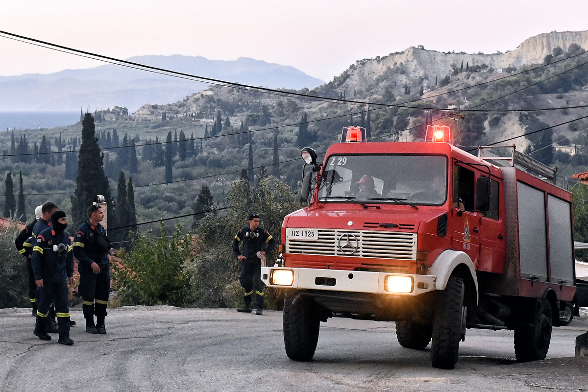 Πύρινος εφιάλτης στο Ξυλόκαστρο Κορινθίας – Δύο νεκροί από τη φωτιά – Νέες αναζωπυρώσεις