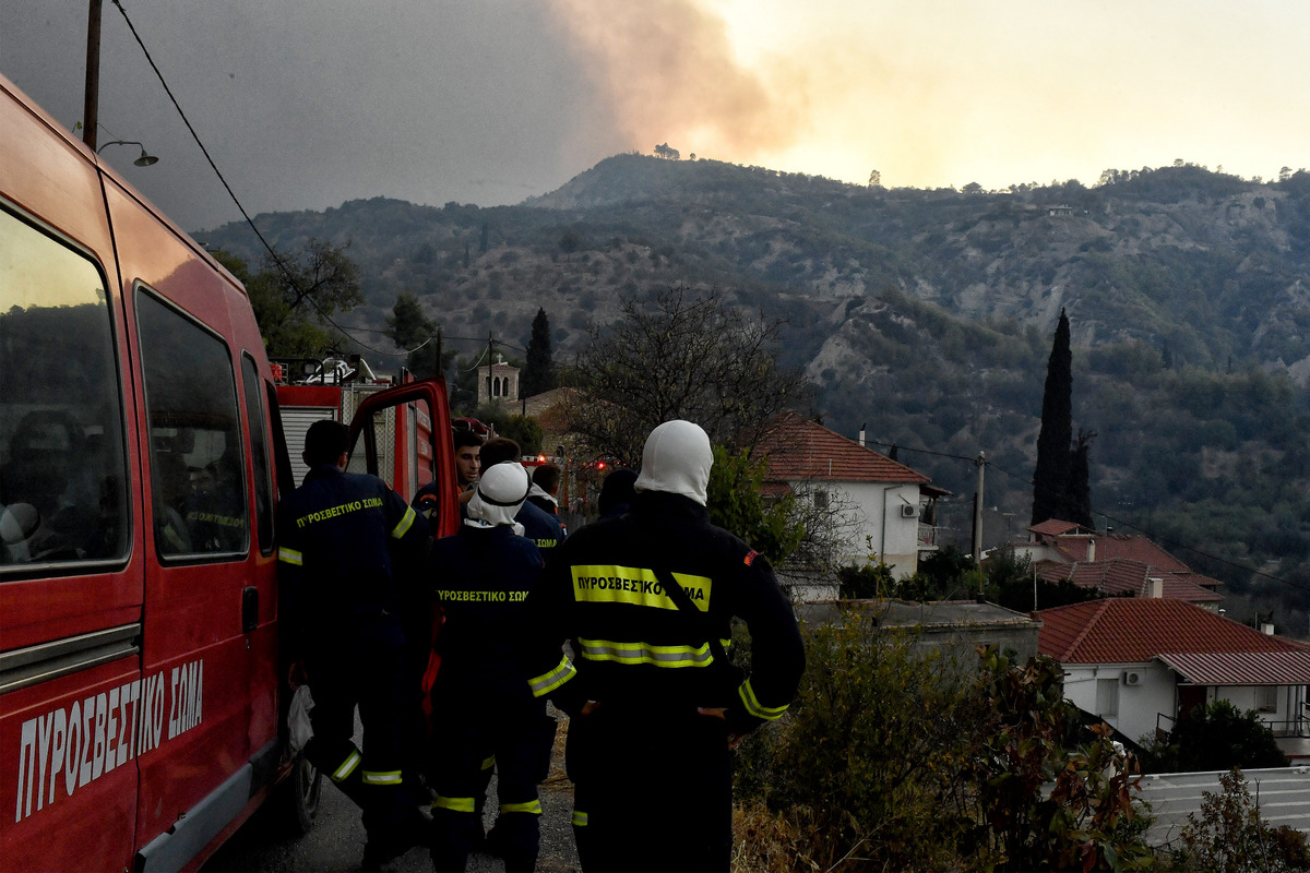 Συνεχίζεται η μάχη με τις αναζωπυρώσεις στην Κορινθία – Νέο μήνυμα του 112 για εκκένωση οικισμών