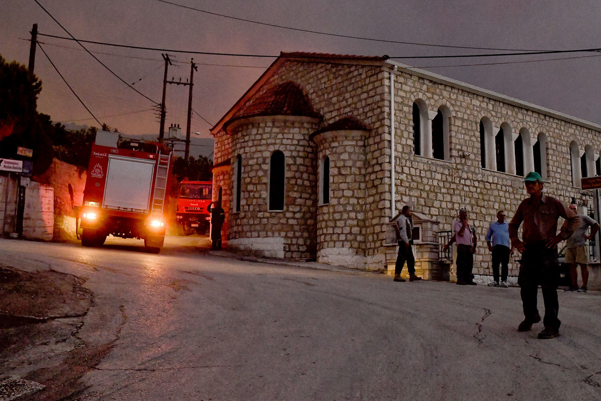 Συνεχίζεται για τρίτη μέρα η μάχη με τη φωτιά στο Ξυλόκαστρο – Νέα μηνύματα του 112