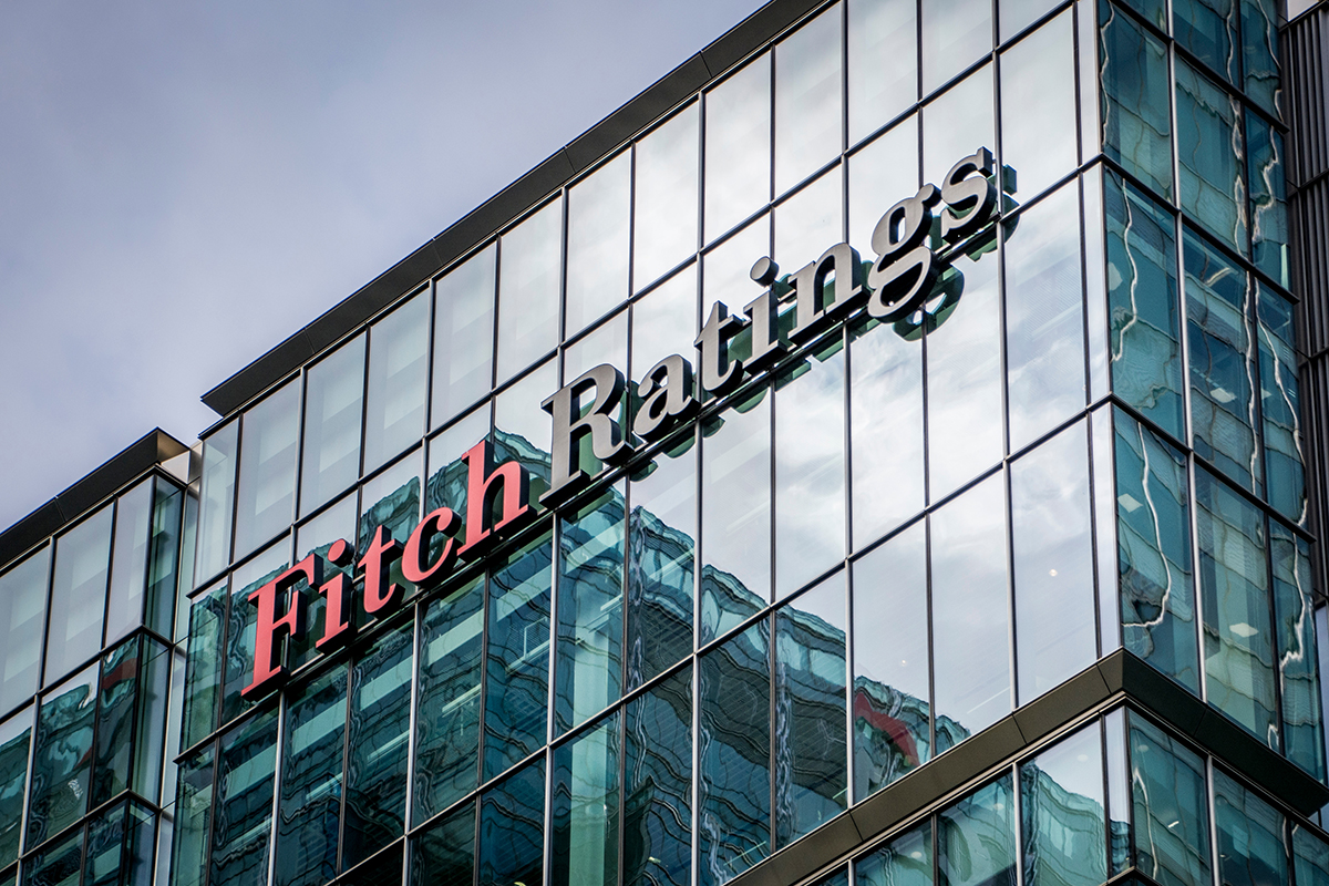 Αισιόδοξα μηνύματα από τη Fitch για την ελληνική οικονομία – Τα «συν» και οι «ανησυχίες» 