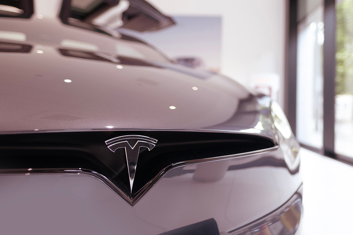 Tesla: Η μεγάλη επιστροφή ή το μεγάλο ρίσκο; Τι «βλέπει» η Κάθι Γουντ