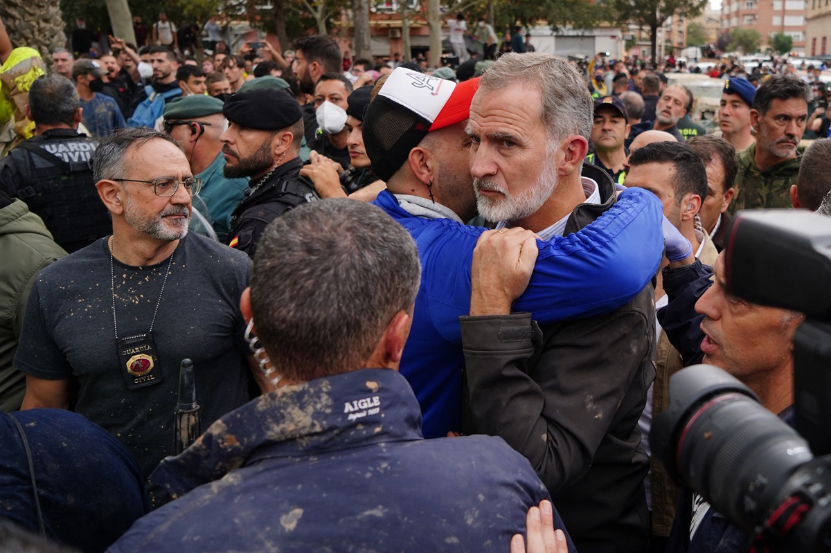 Οι Ισπανοί αποδοκίμασαν τον βασιλιά Φελίπε και τον πρωθυπουργό Σάντσες στη Βαλένθια – Τους πέταξαν λάσπες