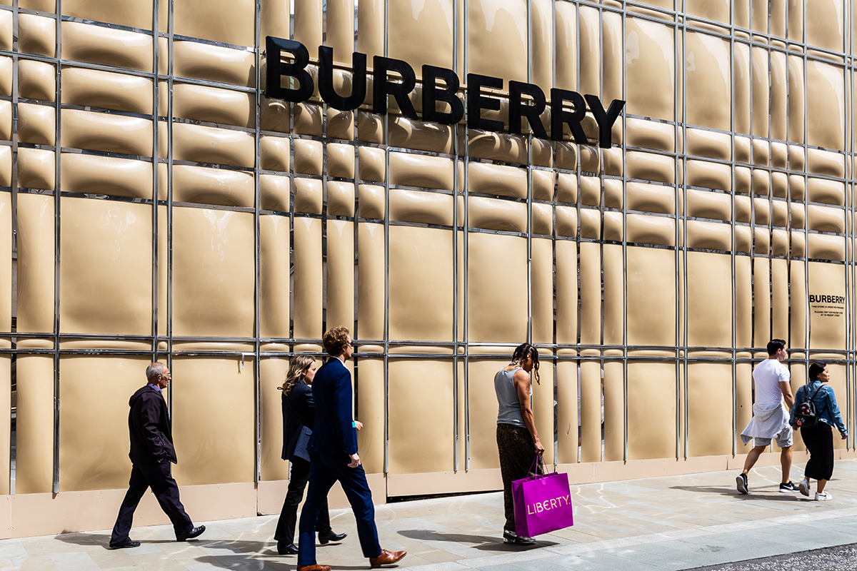 Burberry: Σχέδιο ανάκαμψης από τον νέο CEO για το… ταλαιπωρημένο βρετανικό brand