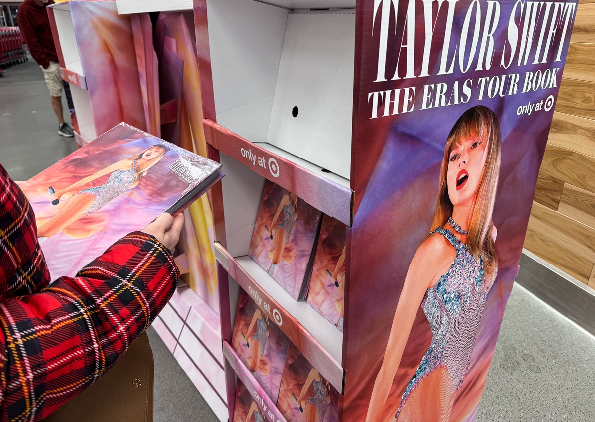 Το “The Eras Tour Book” της Taylor Swift σπάει ρεκόρ πωλήσεων όμως τα πολλά λάθη διχάζουν το κοινό