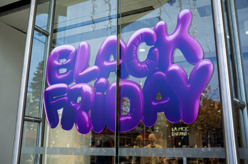 Black Friday: Πόσα εκατομμύρια Αμερικανοί έκαναν τις αγορές τους στα καταστήματα με φυσική παρουσία