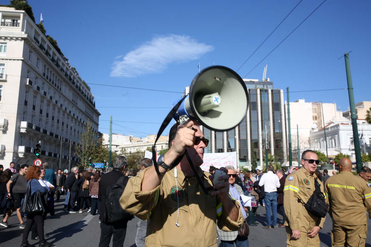 Στα δικαστήρια οι δημόσιοι υπάλληλοι για επαναφορά 13ου και 14ου μισθού