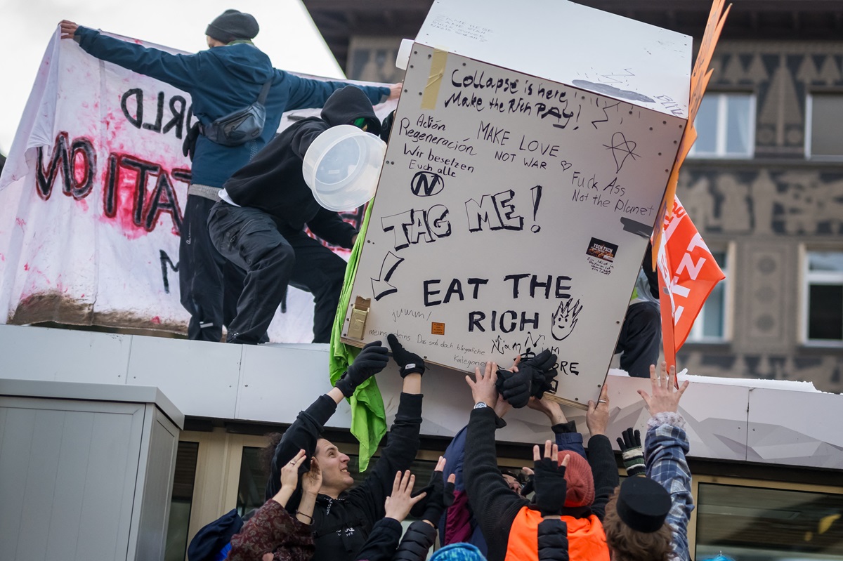 «Eat the rich» φωνάζουν διαδηλωτές στο Νταβός