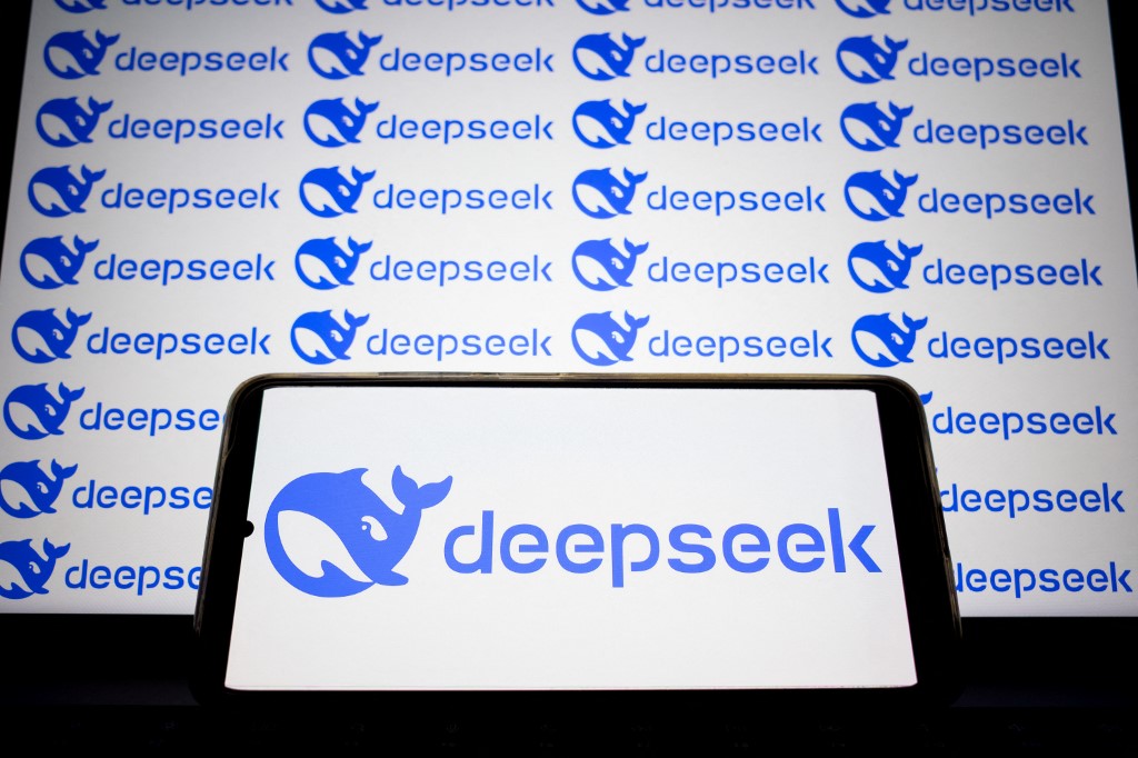 DeepSeek: Η φθηνή AI άλλος ένας «μαύρος κύκνος» – Το κινεζικό λογισμικό «καταβροχθίζει» τον κόσμο