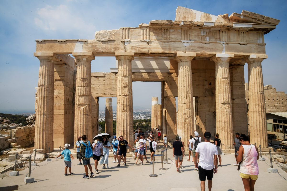 Ταξιδιωτικές εισπράξεις: Ξεπέρασαν τα 21 δισ. ευρώ στο 11μηνο – Πόσα εκατ. τουρίστες επισκέφθηκαν την Ελλάδα