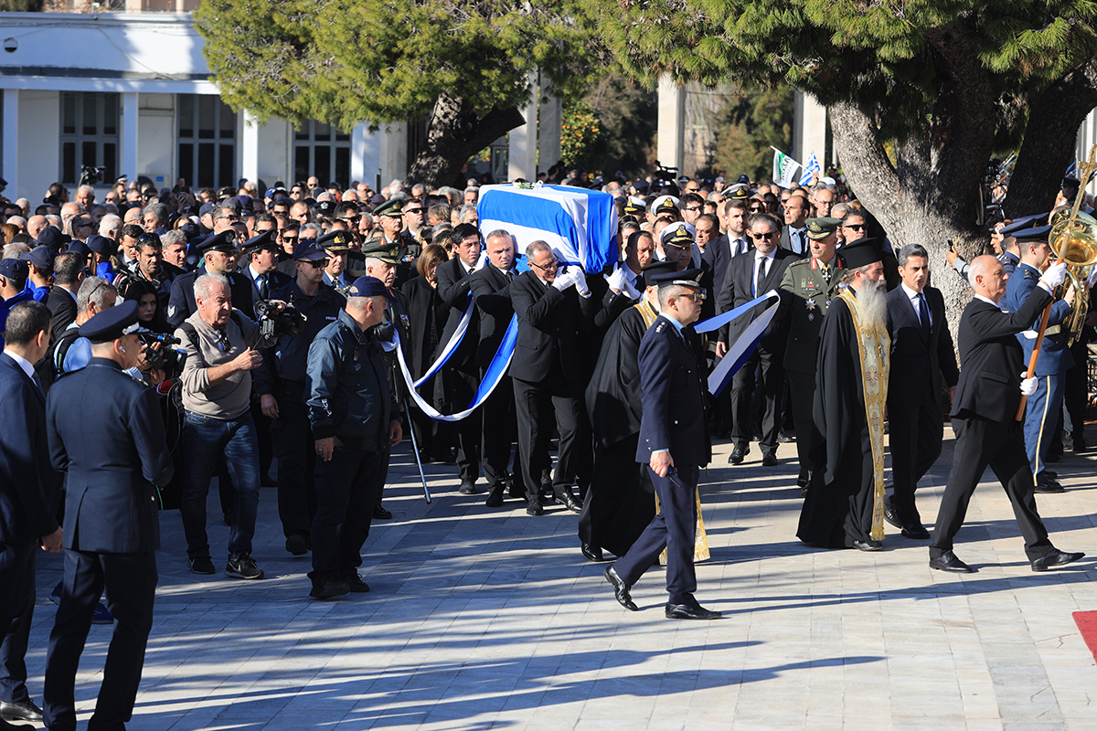 Σε κλίμα συγκίνησης η Ελλάδα αποχαιρέτησε τον Κώστα Σημίτη (vids)