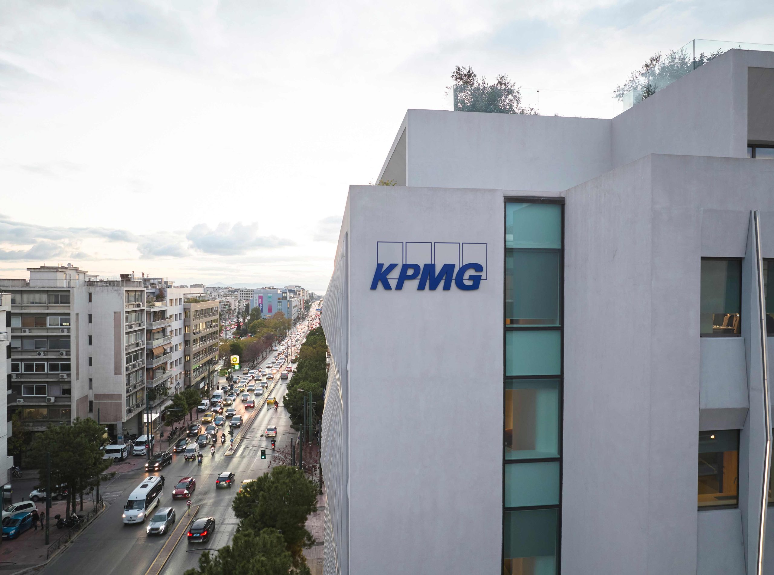 KPMG: Με ταχύτατους ρυθμούς υιοθετούν οι οργανισμοί την Τεχνητή Νοημοσύνη