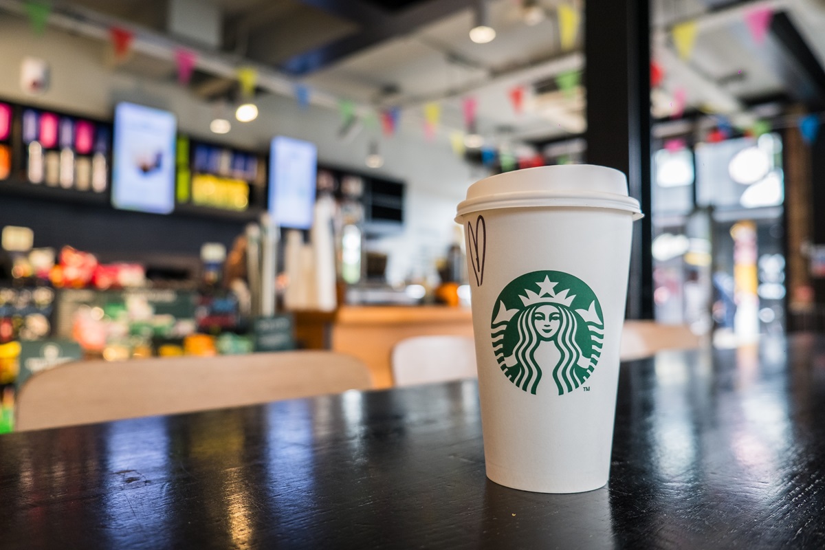 Starbucks: Τέλος στις ουρές στα καταστήματα – Η νέα στρατηγική για ταχύτερη εξυπηρέτηση