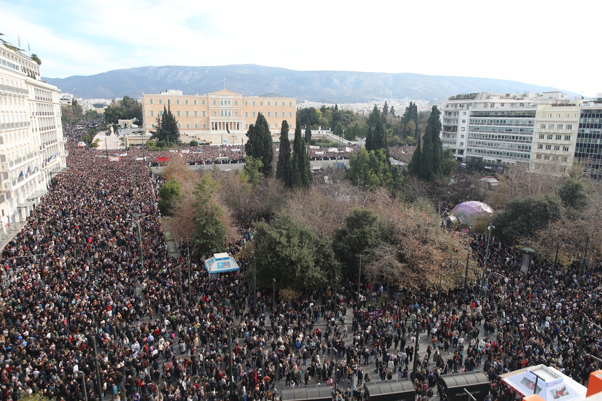 «Δεν έχω οξυγόνο»: Μαζικός ξεσηκωμός για την τραγωδία στα Τέμπη