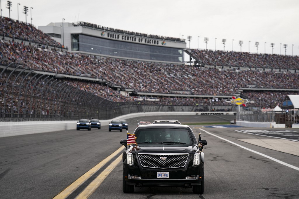 Το «Θηρίο» στην πίστα: Ο Τραμπ έκανε σόου στο Daytona 500 (vid)