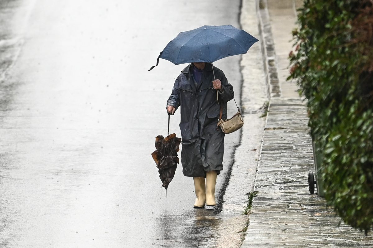 Καιρός: Συνεχίζονται οι βροχές και οι χαμηλές θερμοκρασίες – Πού αναμένονται χιόνια (vids)