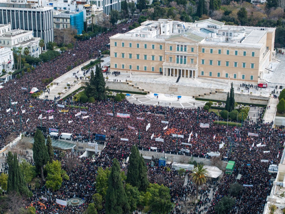 «Η οργή ξεχειλίζει»: Τα ξένα ΜΜΕ για τις μαζικές διαδηλώσεις μνήμης για τα Τέμπη