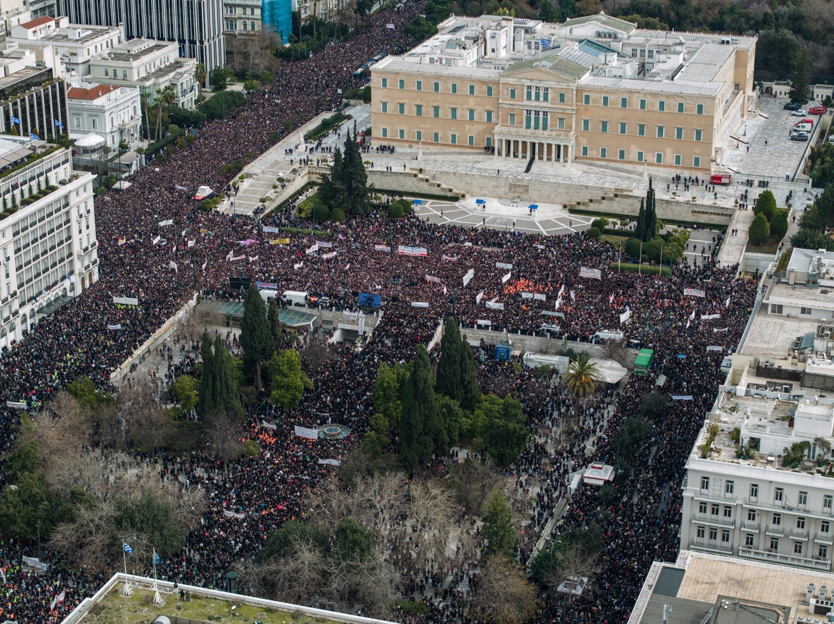 Πώς τοποθετήθηκαν τα κόμματα της αντιπολίτευσης για τα επεισόδια στη διαδήλωση για την επέτειο της τραγωδίας των Τεμπών