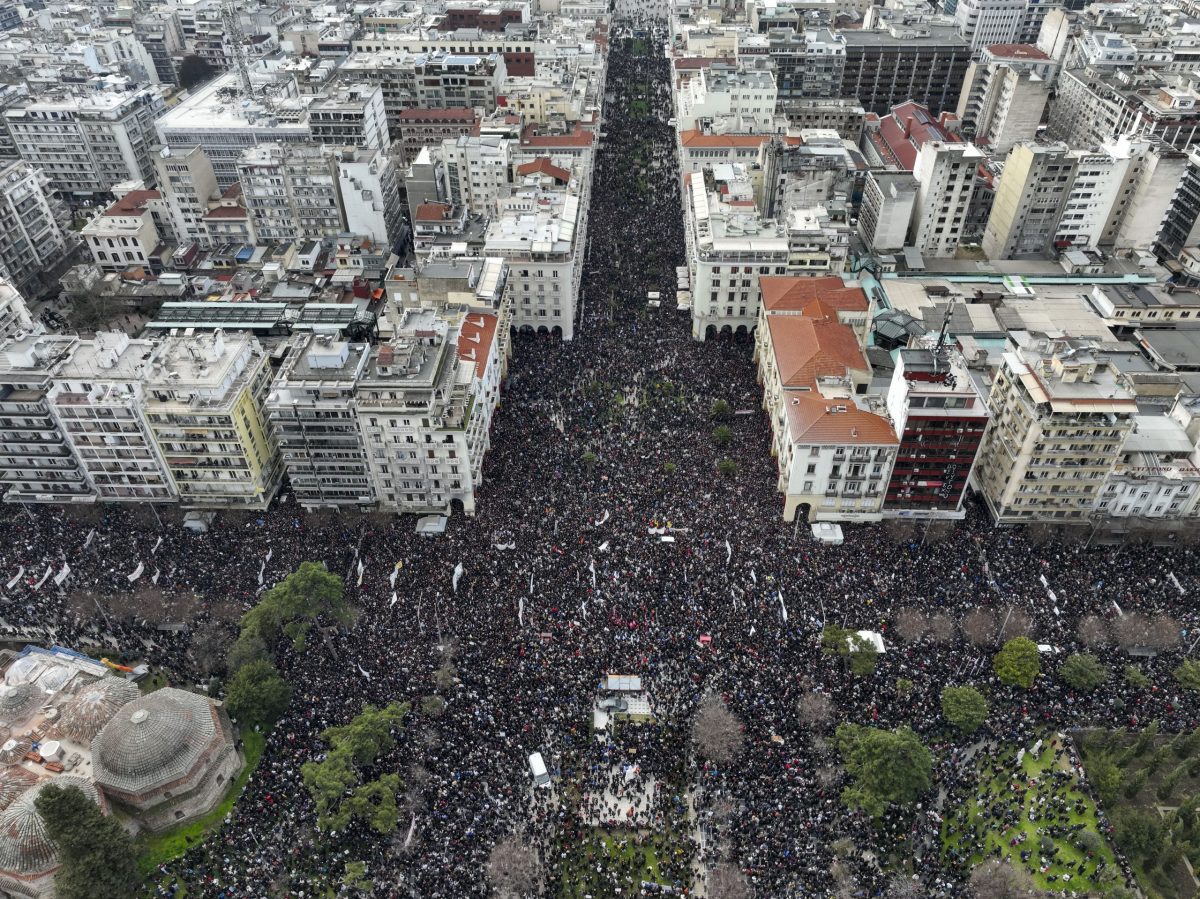 Τέμπη: Χιλιάδες πολίτες γέμισαν τις πλατείες σε όλη την Ελλάδα