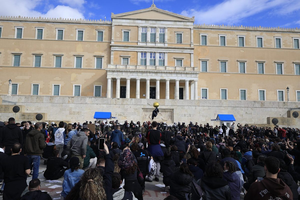 Τέμπη: Νέος γύρος επεισοδίων στο Σύνταγμα – Επιστρέφουν ξανά οι διαδηλωτές [live εικόνα]