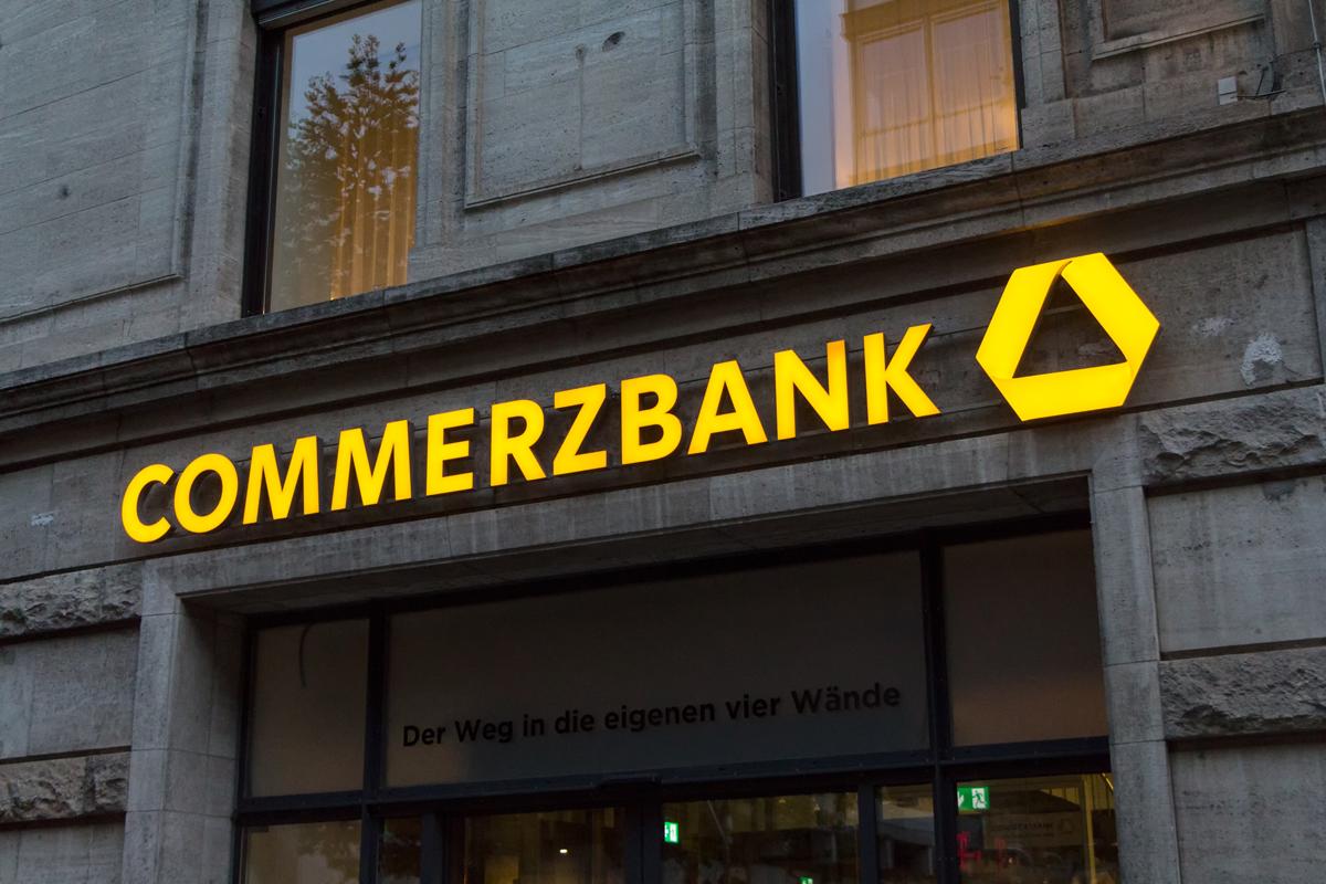 Commerzbank: «Επιθετική άμυνα» με περικοπές και νέους στόχους για να σταματήσει τη UniCredit