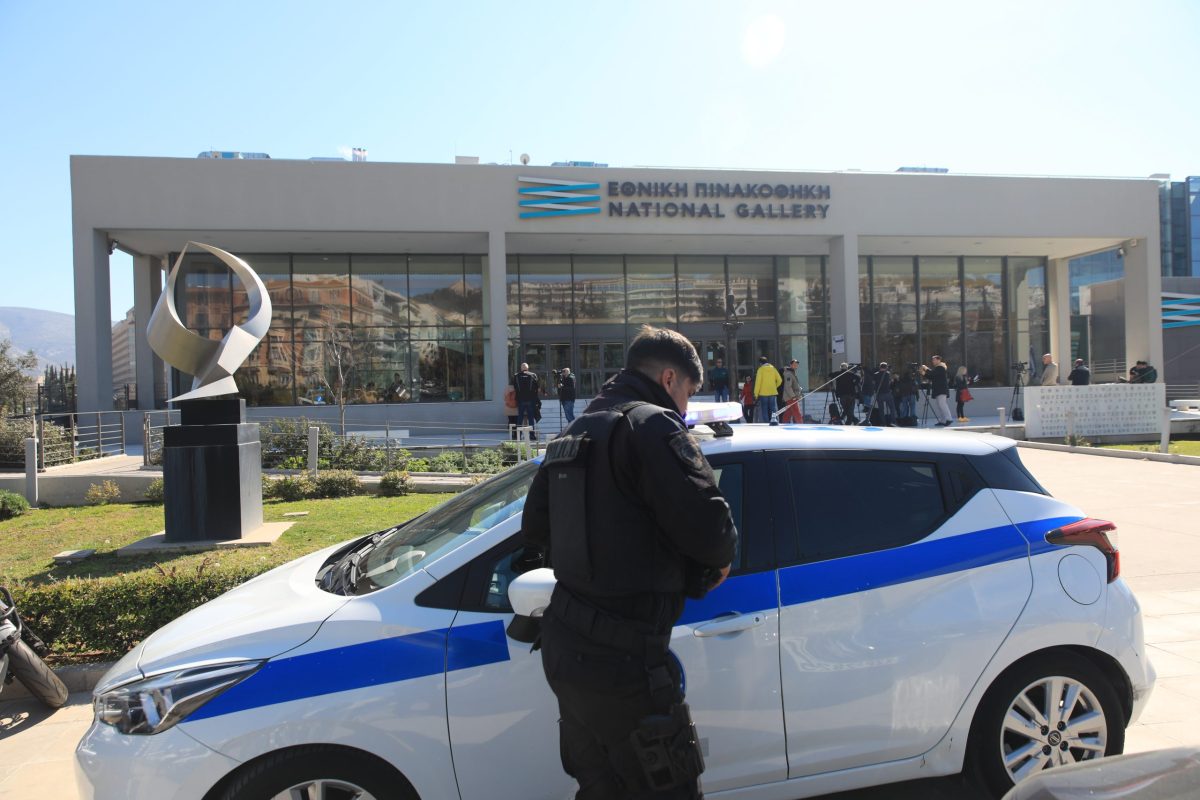 Συνελήφθη βουλευτής της Νίκης – Έσπασε τζαμαρία στην Εθνική Πινακοθήκη