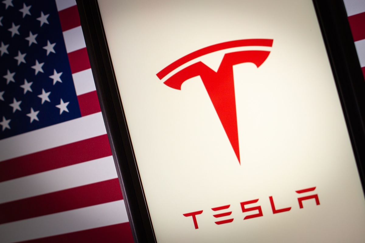 Ο Τραμπ διαφημίζει δημόσια την Tesla: Σημειώσεις με τιμές και δημόσια στήριξη στον Έλον Μασκ